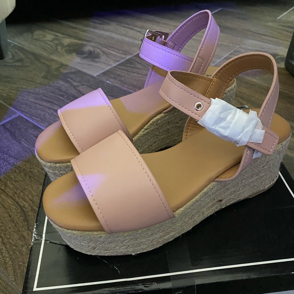 Light pink/nude wedges
